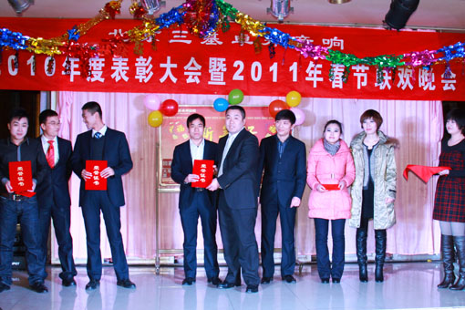 三基卓邦總經(jīng)理為優(yōu)秀員工頒獎(jiǎng)