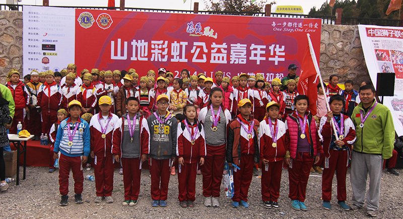 以愛之名，貼地疾行
