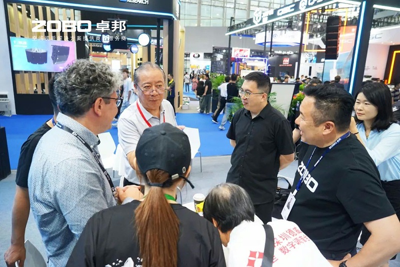 3 ZOBO卓邦在本次廣州展會(huì)已如火如荼進(jìn)行到第3天，雖說(shuō)是臨近尾期，但無(wú)論從展臺(tái)內(nèi)氛圍還是現(xiàn)場(chǎng)人流對(duì)比前兩日現(xiàn)場(chǎng)氣氛，依然是活力滿滿，專業(yè)觀眾和買家依舊絡(luò)繹不絕! 展會(huì)現(xiàn)場(chǎng) 第三天的ZOBO卓邦展位現(xiàn)場(chǎng)，依然高朋滿座、人氣爆棚。展會(huì)期間吸引了眾多觀眾朋友們前來(lái)觀摩、詢問(wèn)，參展團(tuán)隊(duì)成員們始終熱情接待，每一次溝通都傾盡全力，每一次服務(wù)都認(rèn)真對(duì)待，只為客戶安心。 現(xiàn)場(chǎng) · 交流 展會(huì)現(xiàn)場(chǎng)，ZOBO卓邦的展位人潮涌動(dòng)，參觀者絡(luò)繹不絕。公司展示了多款新研發(fā)的音響產(chǎn)品，其中不乏行業(yè)內(nèi)的創(chuàng)新之作。這些產(chǎn)品不僅在技術(shù)上領(lǐng)先，更在設(shè)計(jì)和應(yīng)用上展現(xiàn)出了ZOBO卓邦對(duì)市場(chǎng)的敏銳洞察力和對(duì)用戶需求的深刻理解。 卓邦展臺(tái)的人氣爆棚，無(wú)數(shù)觀眾駐足觀看，咨詢不斷。參展首日盛況，相信大家已經(jīng)感受到，卓邦為大家?guī)?lái)重磅產(chǎn)品及服務(wù)亮相本次展會(huì)。 技術(shù) · 講解 ZOBO卓邦在展會(huì)期間，不僅提供了專業(yè)的技術(shù)講解和產(chǎn)品演示，還積極回答用戶的問(wèn)題，解決用戶的疑慮。這種周到、細(xì)致的服務(wù)，讓用戶在感受到公司技術(shù)實(shí)力的同時(shí)，也體驗(yàn)到了公司真誠(chéng)的服務(wù)態(tài)度。 ZOBO卓邦的展位依然熱鬧非凡。公司的技術(shù)人員和銷售人員熱情地向參觀者介紹產(chǎn)品的特點(diǎn)和優(yōu)勢(shì)，解答他們的疑問(wèn)和困惑。許多參觀者都對(duì)ZOBO卓邦的產(chǎn)品表示了濃厚的興趣，并紛紛表示希望與公司建立合作關(guān)系，共同開拓市場(chǎng)。這不僅是對(duì)公司技術(shù)實(shí)力的認(rèn)可，更是對(duì)公司服務(wù)品質(zhì)的肯定。 聚焦 · 產(chǎn)品 此次展會(huì)的成功舉辦，不僅進(jìn)一步鞏固了ZOBO卓邦在音視頻行業(yè)的地位，也為公司未來(lái)的發(fā)展奠定了堅(jiān)實(shí)的基礎(chǔ)。未來(lái)，ZOBO卓邦將繼續(xù)秉承“以技術(shù)贏市場(chǎng)，以服務(wù)樹口碑”的經(jīng)營(yíng)理念，不斷提升技術(shù)實(shí)力和服務(wù)品質(zhì)，為用戶提供更加優(yōu)質(zhì)的產(chǎn)品和服務(wù)。同時(shí)，公司也將積極參與行業(yè)內(nèi)的交流和合作，推動(dòng)整個(gè)行業(yè)的發(fā)展和進(jìn)步。 展會(huì)期間，公司展示了多款新技術(shù)產(chǎn)品，這些產(chǎn)品不僅在設(shè)計(jì)上獨(dú)具匠心，更在性能上實(shí)現(xiàn)了重大突破。這些創(chuàng)新技術(shù)的應(yīng)用，不僅提升了產(chǎn)品的競(jìng)爭(zhēng)力，也為用戶帶來(lái)了更好的使用體驗(yàn)。